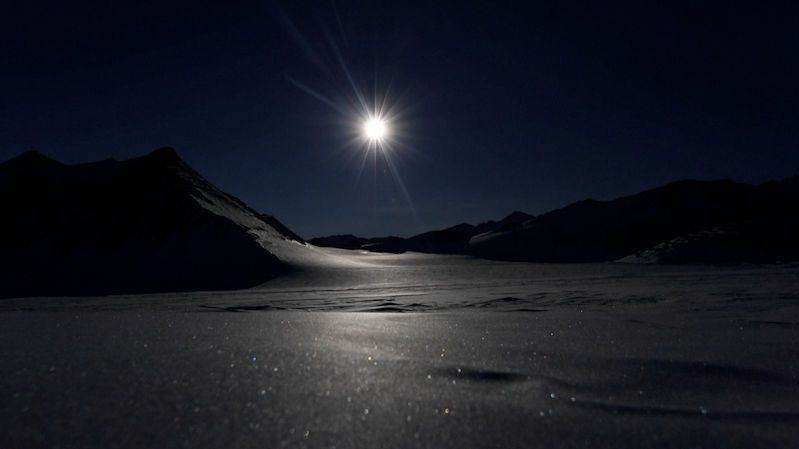 Úplné zatmění Slunce zhaslo polární den a přineslo na Antarktidu vzácnou tmu